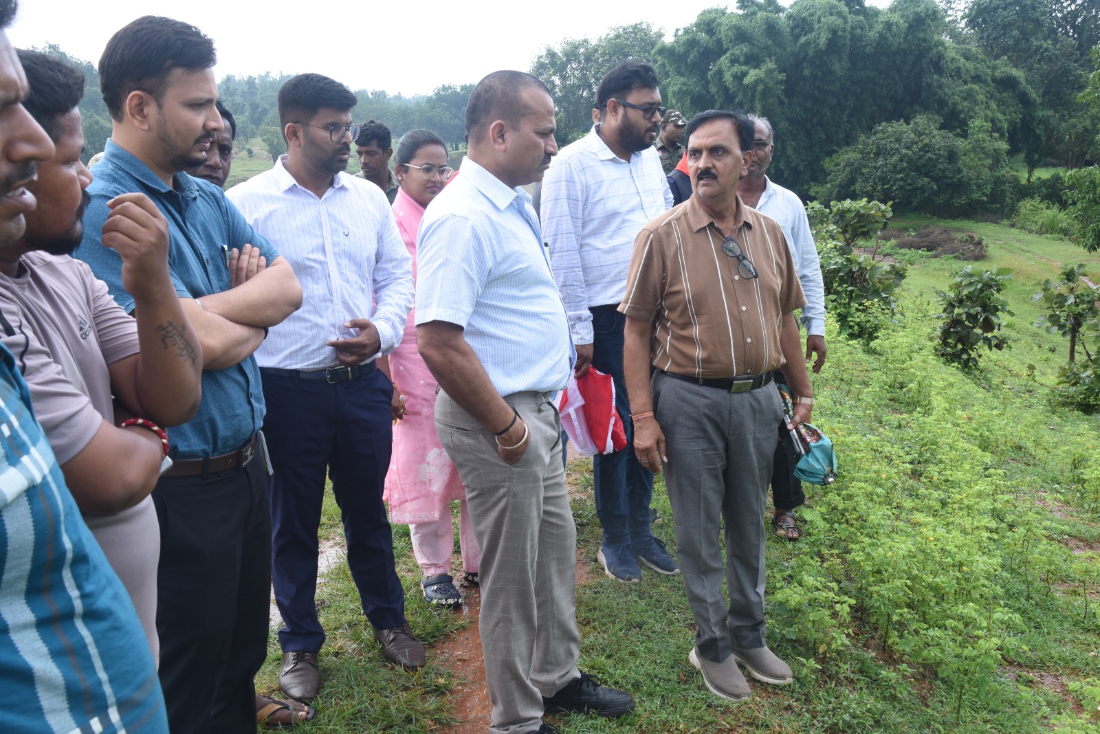50 साल पुराने बरकेला बांध का कलेक्टर ने किया निरीक्षण जल-भराव की स्थिति को लेकर सतर्क रहने ग्रामीणजनों एवं विभागीय अधिकारियों को दिए आवश्यक दिशा-निर्देश